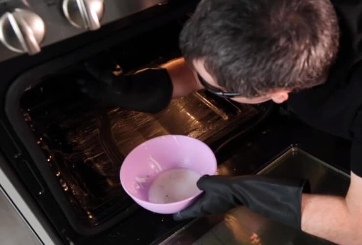 How to Clean Oven with Vinegar